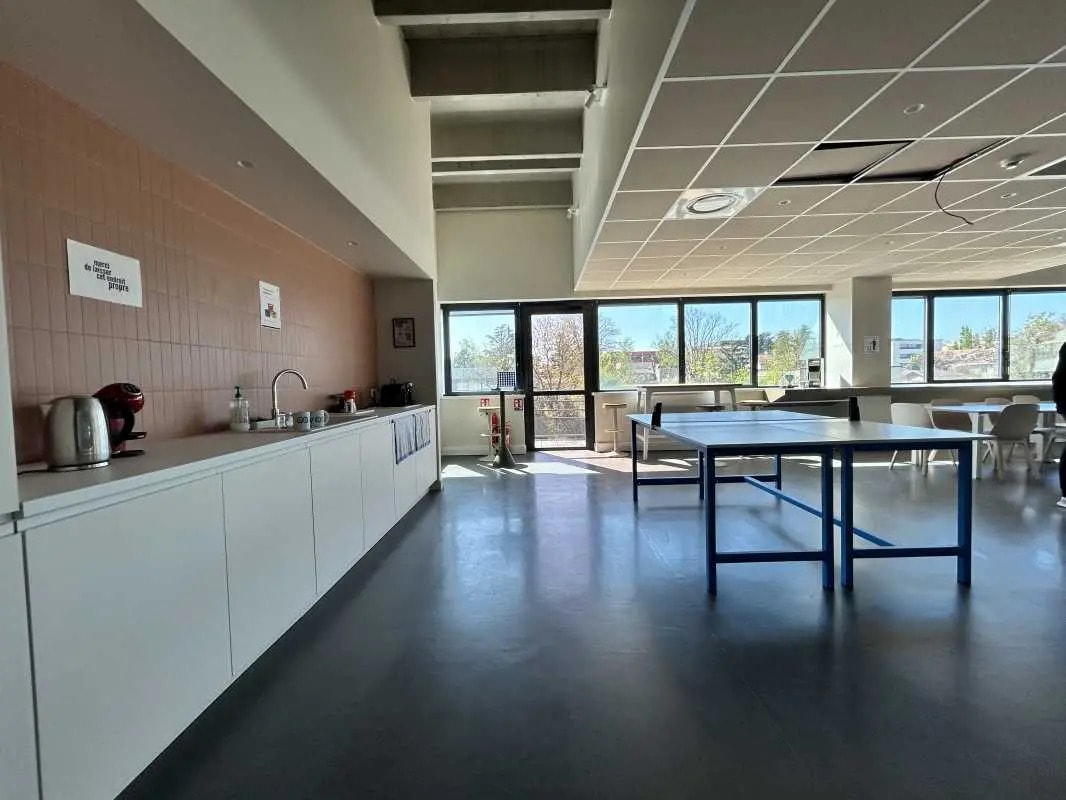 Office in Champagne-au-Mont-d'Or to rent Interior Photo- Image 1 of 6