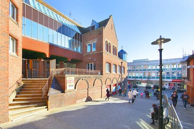 107-111 Peascod St, Windsor to rent - Building Photo - Image 2 of 4