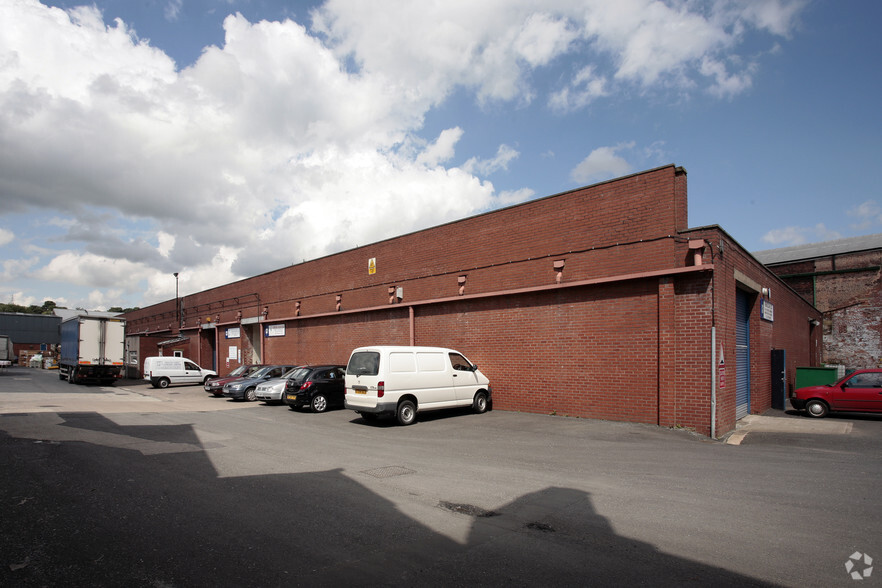 Fieldhouse Rd, Rochdale for rent - Primary Photo - Image 1 of 5