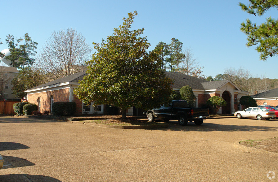 385 Edgewood Terrace Dr, Jackson, MS for sale - Building Photo - Image 3 of 12