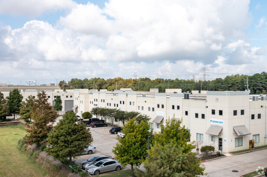 5750 N Sam Houston Pky E, Houston, TX for rent - Building Photo - Image 2 of 6