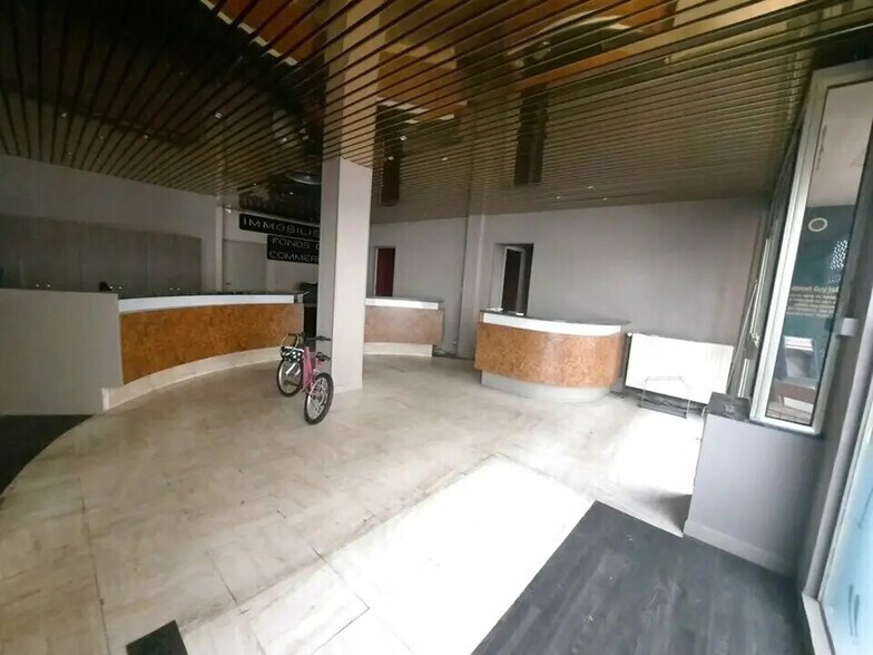 Retail in Rouen to rent - Lobby - Image 2 of 9