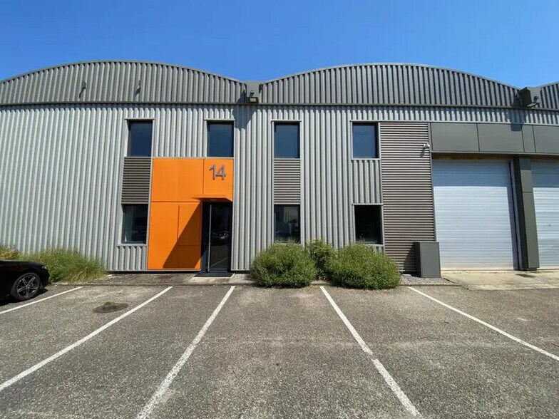 Light Industrial in Dardilly to rent - Building Photo - Image 2 of 11