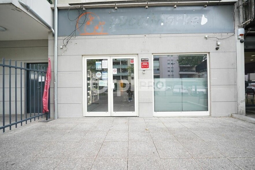 Retail in Vénissieux to rent - Building Photo - Image 1 of 7