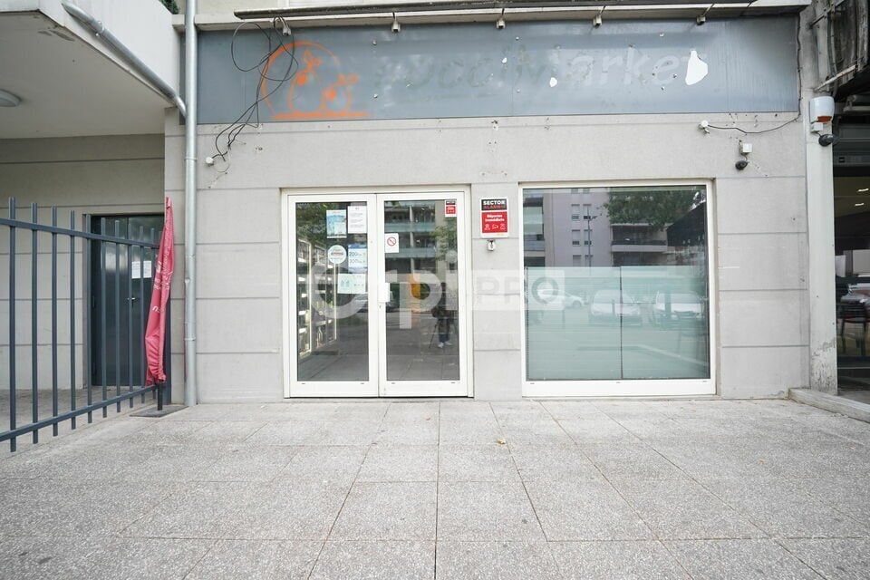 Retail in Vénissieux to rent Building Photo- Image 1 of 8
