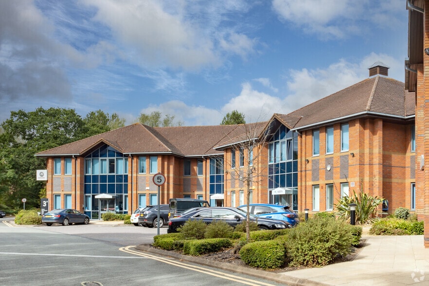 Siskin Dr, Coventry to rent - Primary Photo - Image 1 of 9