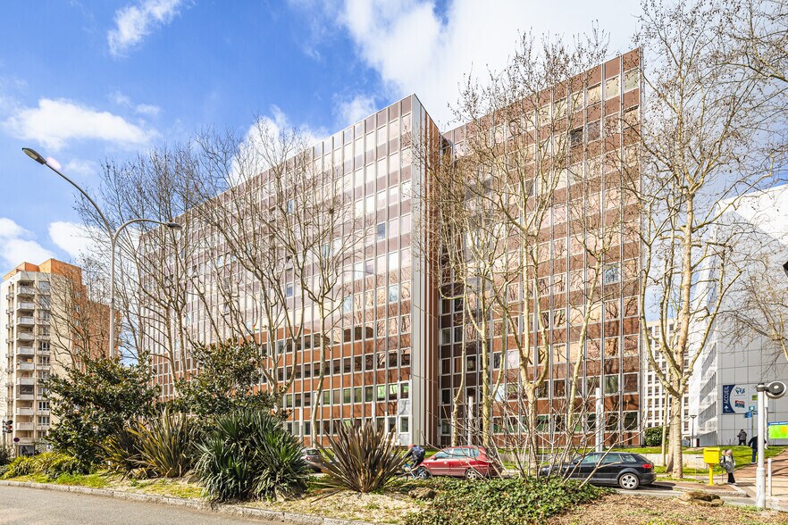 Office in Créteil to rent - Primary Photo - Image 2 of 2