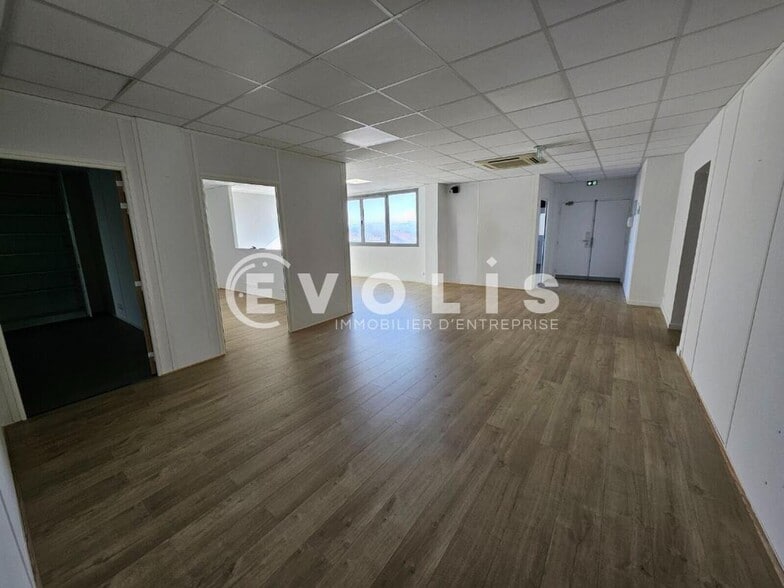 Office in Cachan to rent - Interior Photo - Image 2 of 19