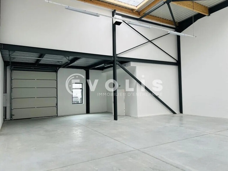Light Industrial in Lieusaint for sale - Building Photo - Image 3 of 6