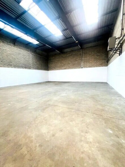 Light Industrial in Élancourt to rent - Interior Photo - Image 3 of 10