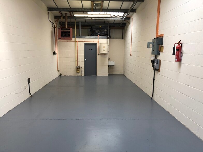 Potters Ln, Milton Keynes to rent - Building Photo - Image 3 of 4