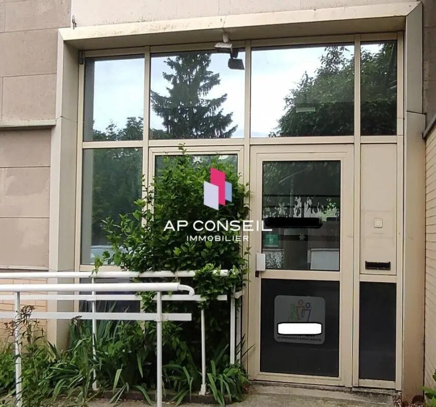 Office in Versailles to rent Building Photo- Image 1 of 13