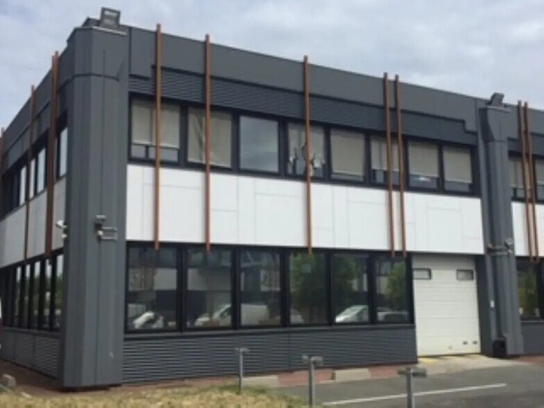 27 Boulevard Louise Michel, Gennevilliers to rent - Primary Photo - Image 1 of 1