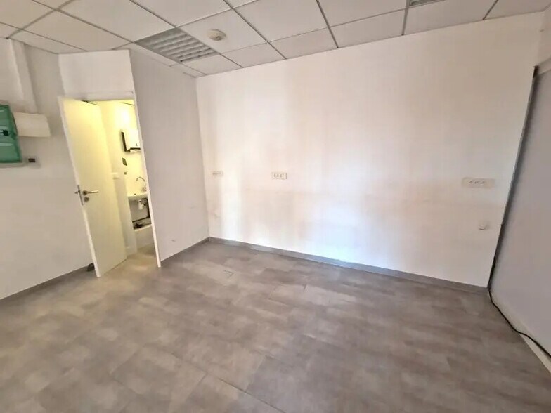 Retail in Saint-Laurent-du-Var for sale - Interior Photo - Image 3 of 3