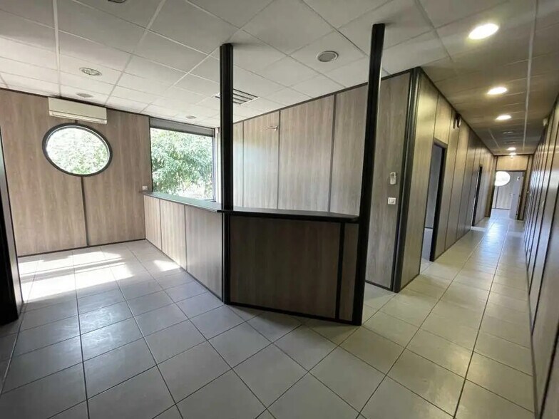 Office in Aix-en-Provence to rent - Lobby - Image 3 of 13