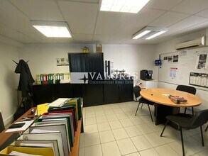 Light Industrial in Pusignan to rent Interior Photo- Image 2 of 4