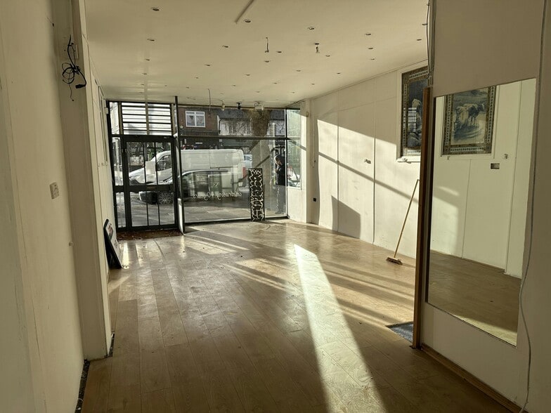 198 Chiswick High Rd, London to rent - Building Photo - Image 2 of 2