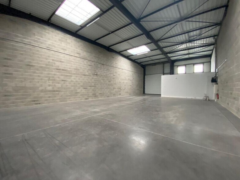 Light Industrial in Décines-Charpieu for sale - Interior Photo - Image 2 of 5