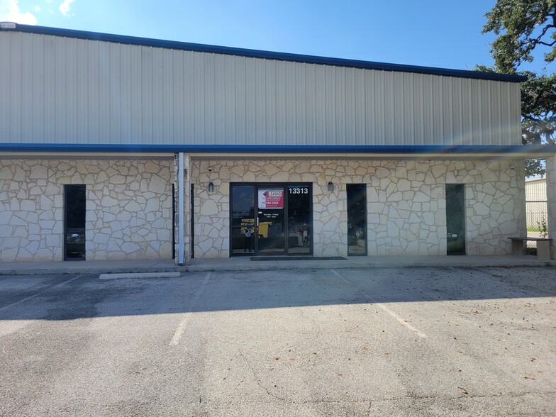 13313 Western Oak Dr, Helotes, TX for rent - Building Photo - Image 2 of 19