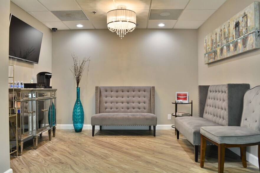 430 E Avenida de los Arboles, Thousand Oaks, CA for sale - Building Photo - Image 1 of 1