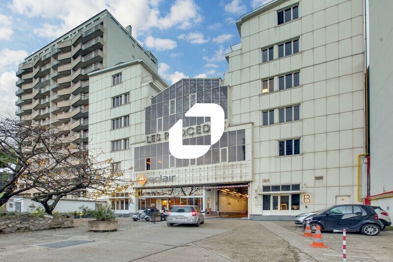 Retail in Vanves to rent - Building Photo - Image 1 of 12