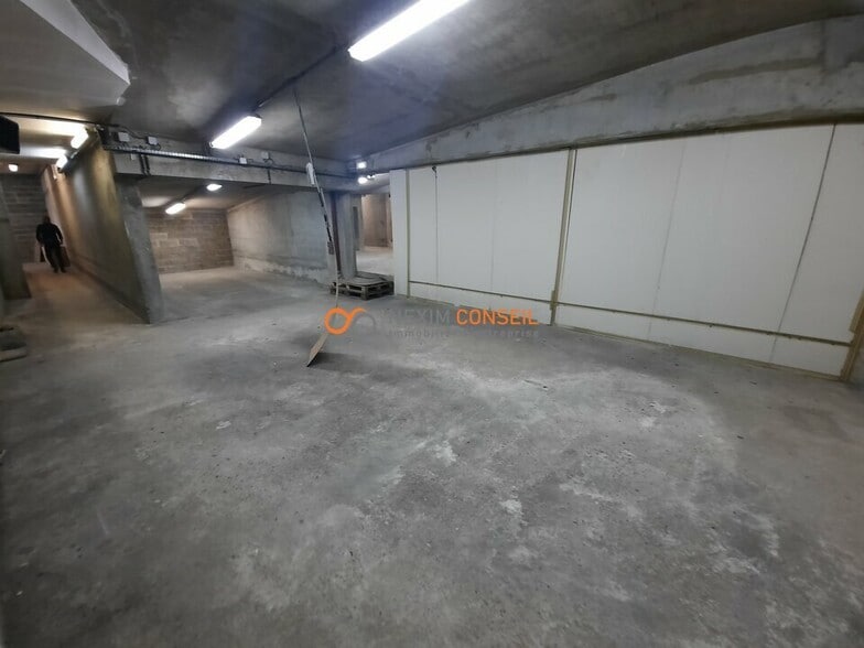 Light Industrial in Courbevoie to rent - Interior Photo - Image 2 of 6