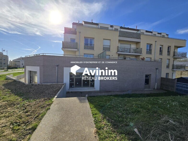 Retail in Vemars to rent - Building Photo - Image 3 of 3