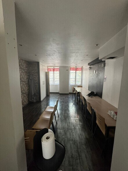 Retail in Paris to rent - Interior Photo - Image 2 of 4