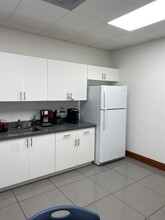 1000 W Pembroke Rd, Hallandale Beach, FL for rent Interior Photo- Image 2 of 7