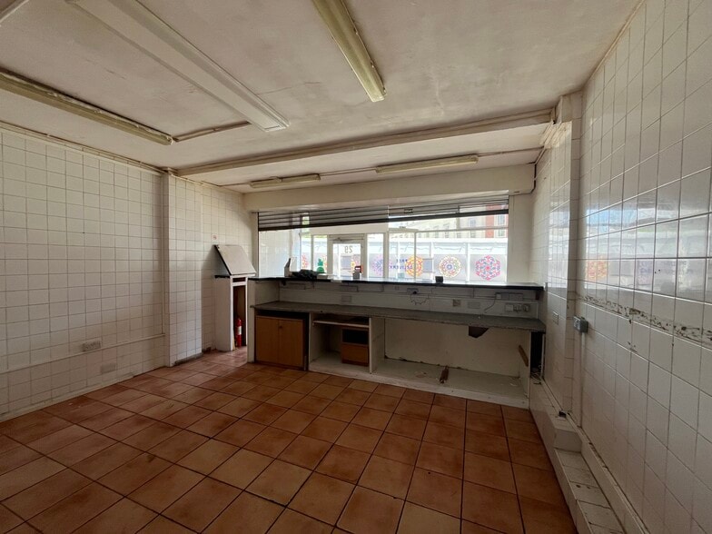 27 Salisbury Sq, Hatfield for sale - Building Photo - Image 2 of 3