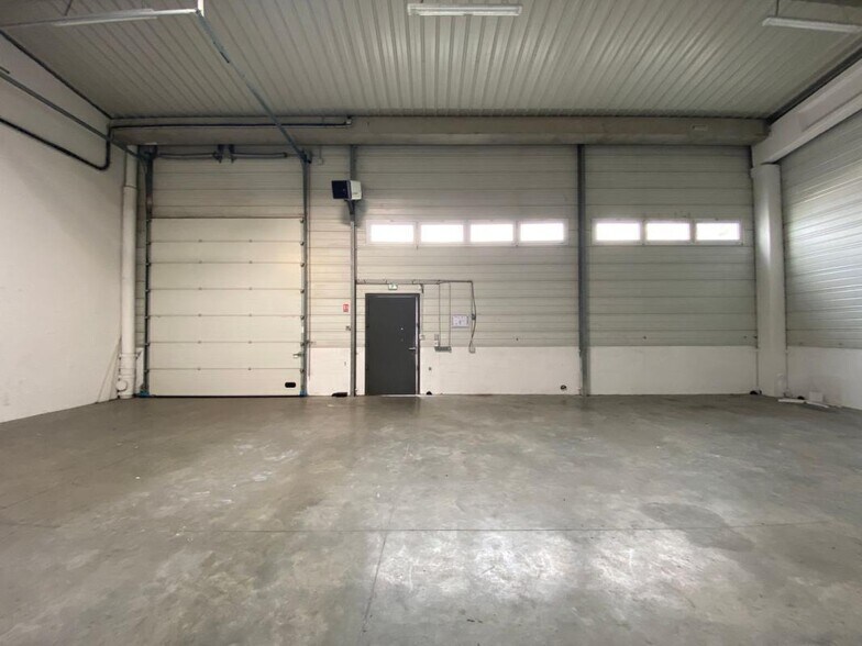 Industrial in Vitry-sur-Seine to rent - Building Photo - Image 2 of 8