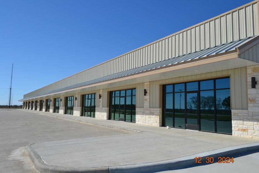 FM 775, Floresville, TX for rent - Building Photo - Image 2 of 4