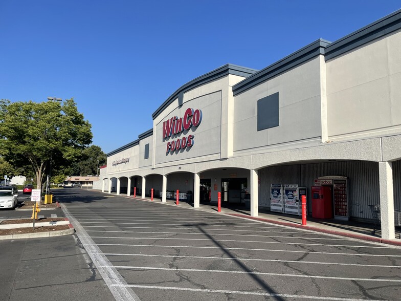 200-293 E Barnett Rd, Medford, OR for rent - Building Photo - Image 3 of 5