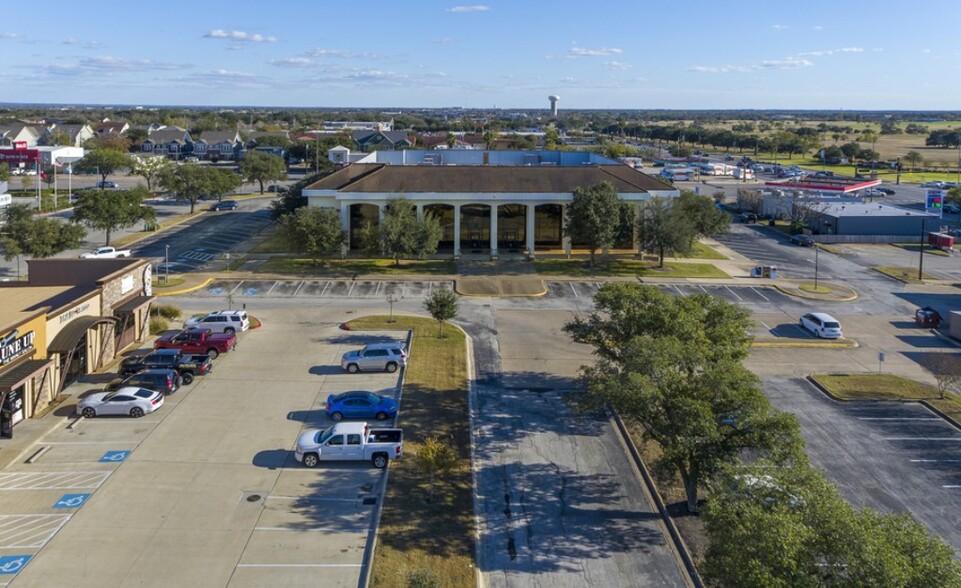 111 University Dr E, College Station, TX for rent - Building Photo - Image 3 of 5