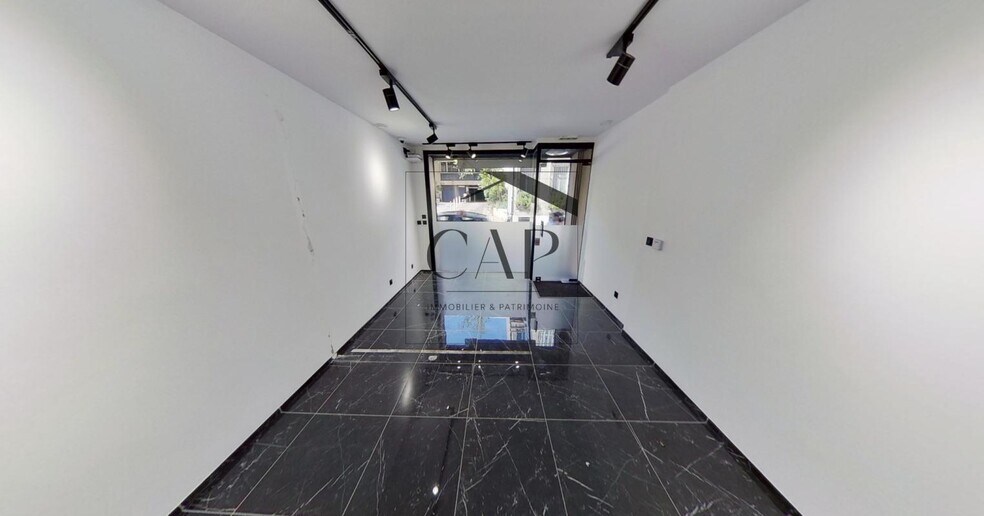 Retail in Marseille for sale - Interior Photo - Image 2 of 5