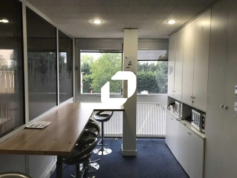 Retail in Pontoise to rent - Interior Photo - Image 2 of 6