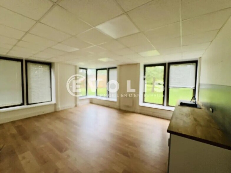 Office in Croissy-Beaubourg to rent - Building Photo - Image 2 of 7