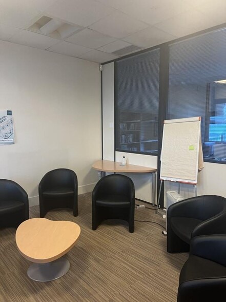 Office in Montigny-le-Bretonneux to rent - Interior Photo - Image 3 of 9