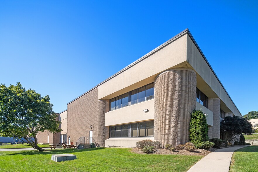 575 Corporate Dr, Mahwah, NJ for rent - Building Photo - Image 2 of 18