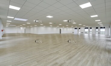Light Industrial in Louvres to rent Interior Photo- Image 1 of 5