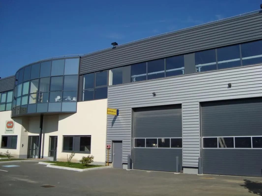 Light Industrial in Magny-les-Hameaux to rent Primary Photo- Image 1 of 3