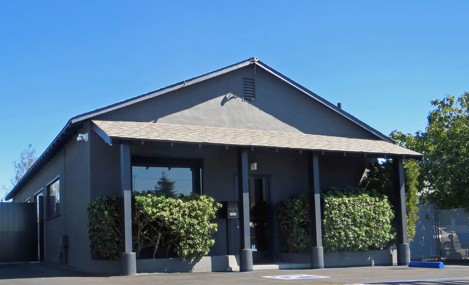 1682-1690 Tacoma Way, Redwood City, CA for rent - Building Photo - Image 1 of 6