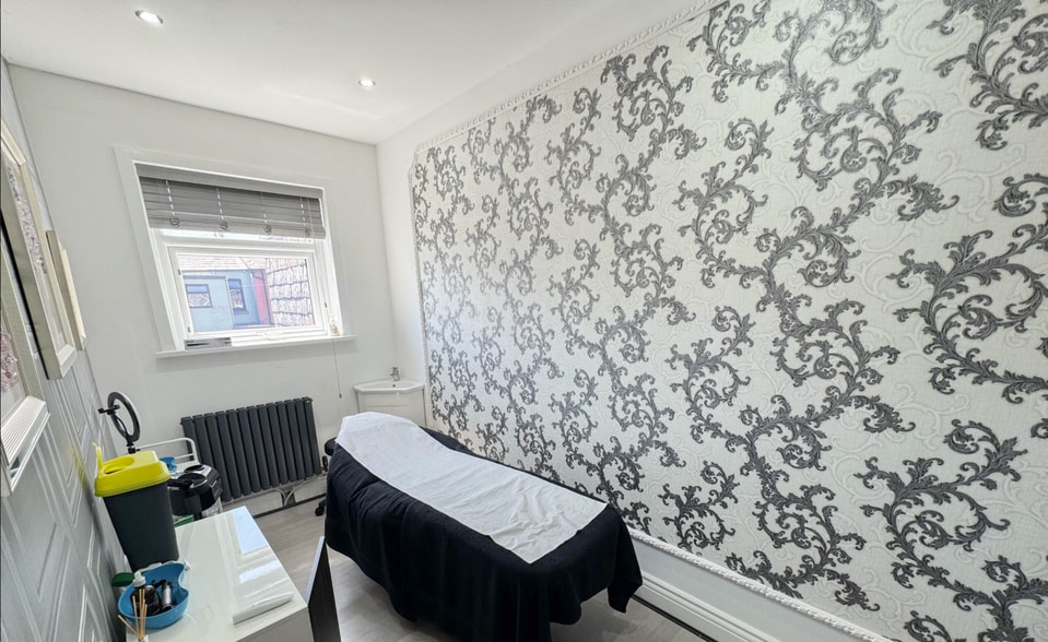 411 Chorley Old Rd, Bolton for sale - Interior Photo - Image 3 of 10