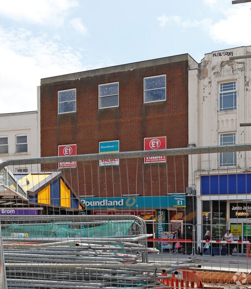 32 High St, Dudley to rent - Building Photo - Image 3 of 3