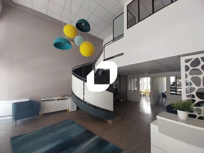 Office in Montigny-le-Bretonneux to rent Interior Photo- Image 1 of 8