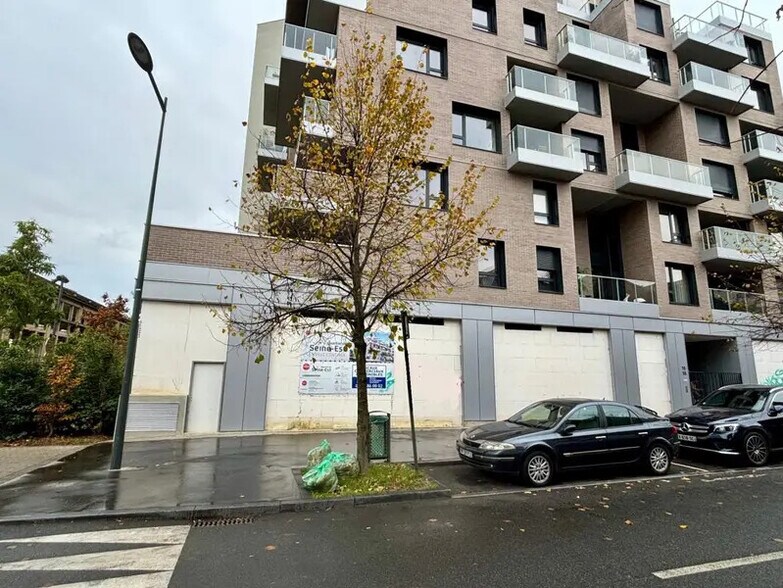 Retail in Asnières-sur-Seine to rent - Building Photo - Image 3 of 5