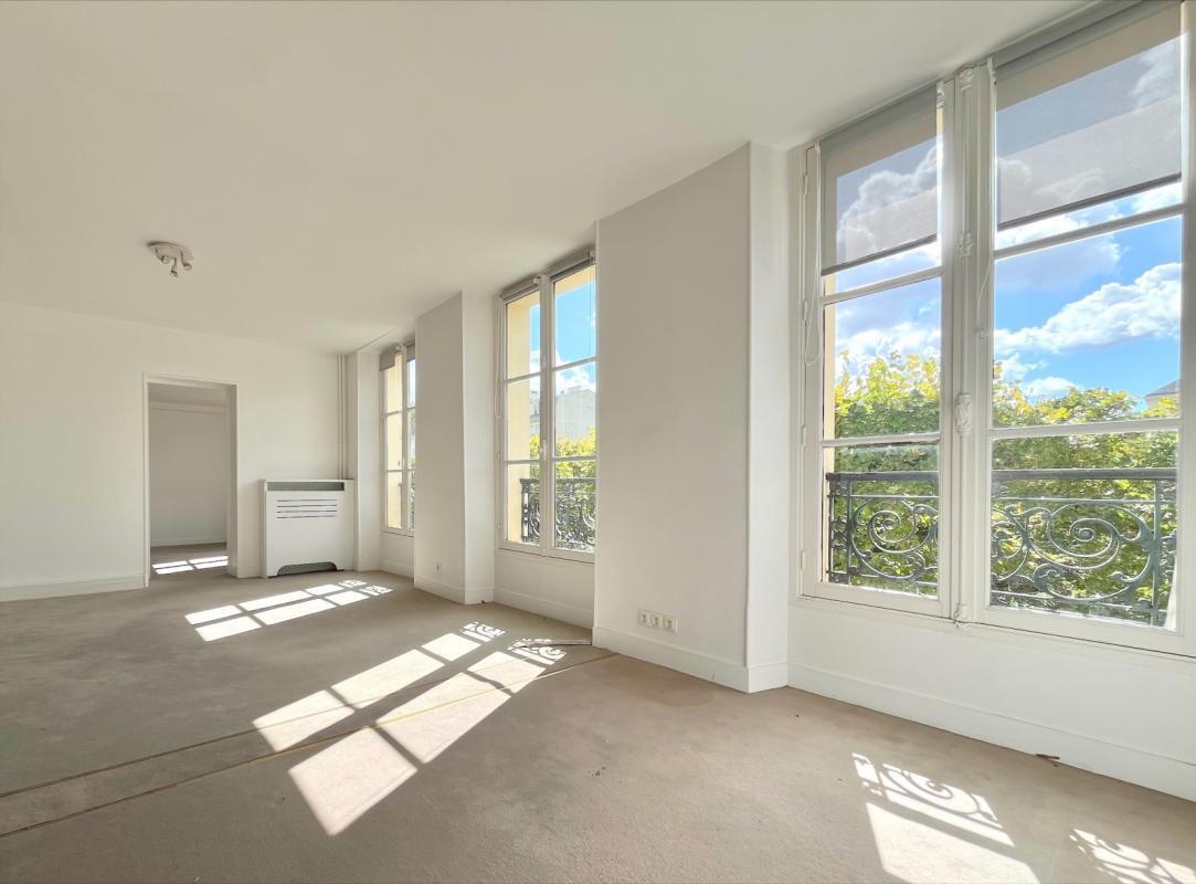 Office in Versailles to rent Interior Photo- Image 1 of 12