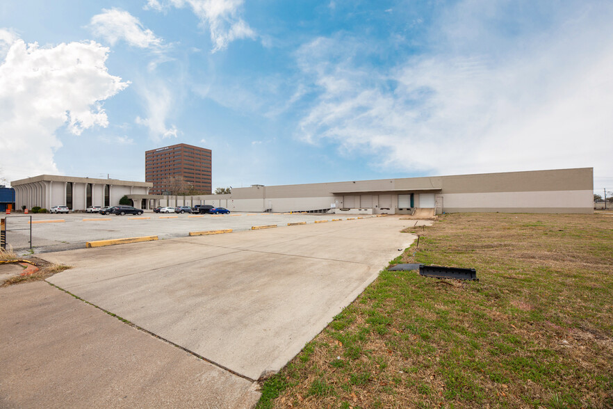 9244 Markville Dr, Dallas, TX for rent - Building Photo - Image 3 of 20