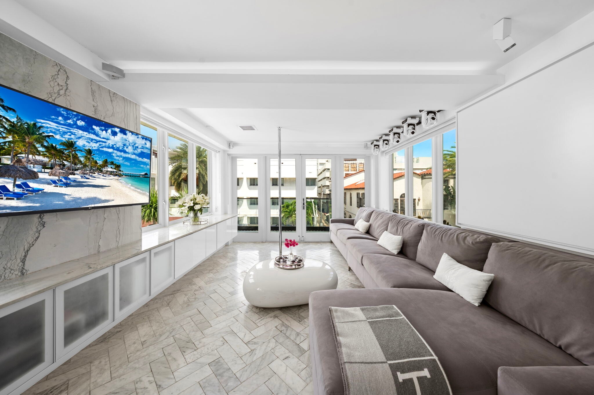 124 11th St, Miami Beach, FL for sale Primary Photo- Image 1 of 103