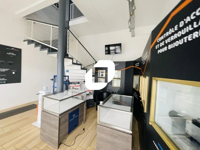 Light Industrial in Croissy-Beaubourg for sale - Interior Photo - Image 3 of 7